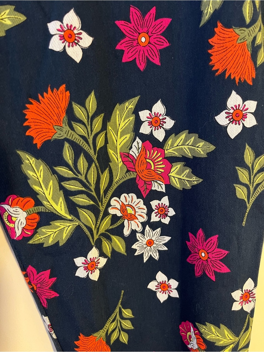 Navy capri leggings with floral print. - Picture 7 of 9